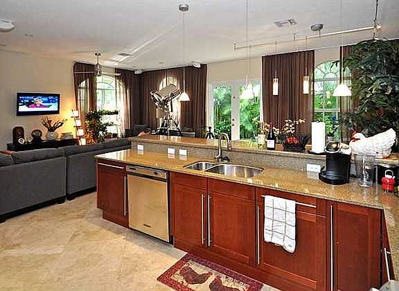 4th image of 2642 NE 9th Ave #10