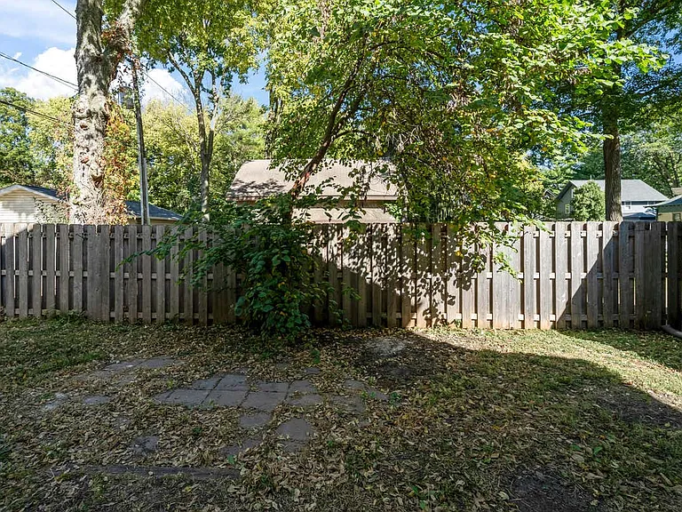 2217 Donald St — Photo 32