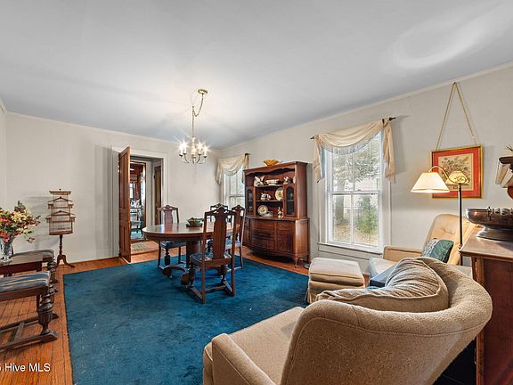 11th image of 609 E Main Street