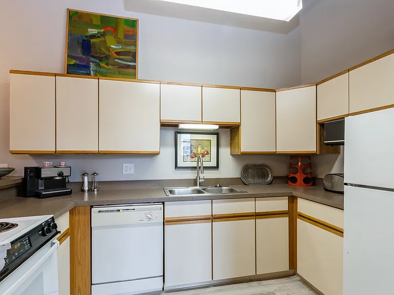 308 W 8th St #1 — Photo 11