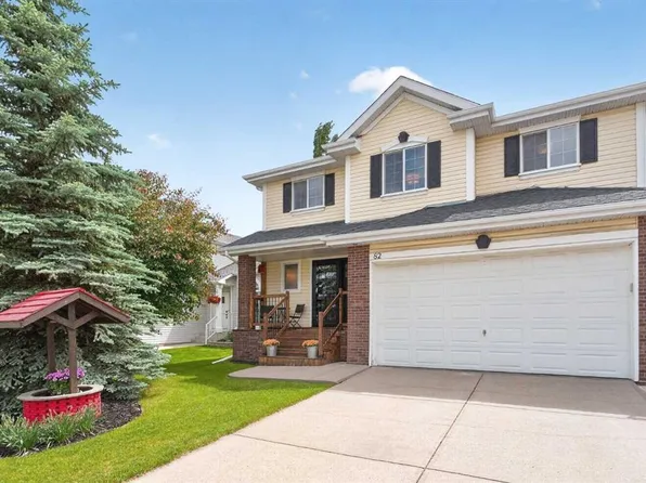 82 NW Douglasview Cir SE, Calgary, AB T2Z 2P4