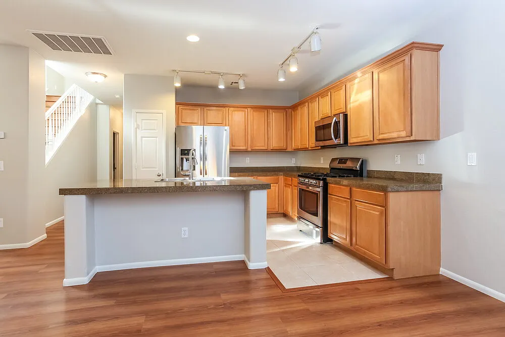 5 bed, 2.5 bath, 1954 sqft, $2,430 — Photo 4