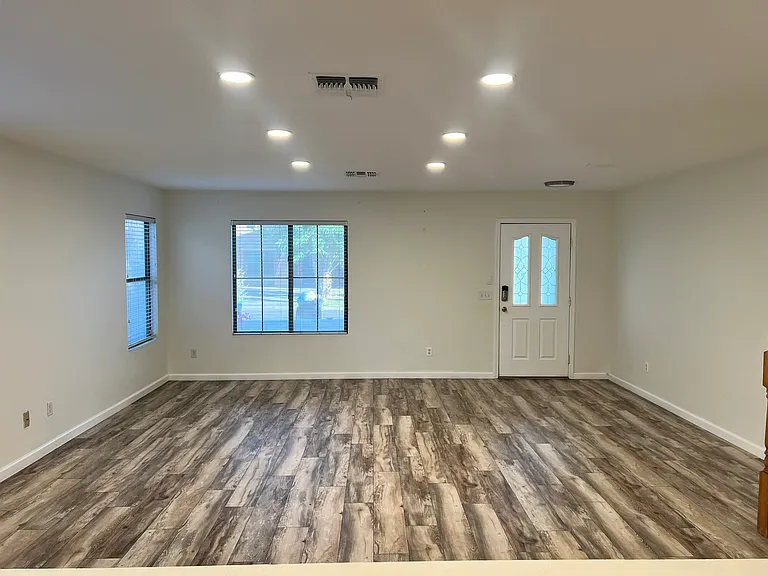 3728 E Liberty Ln — Photo 15