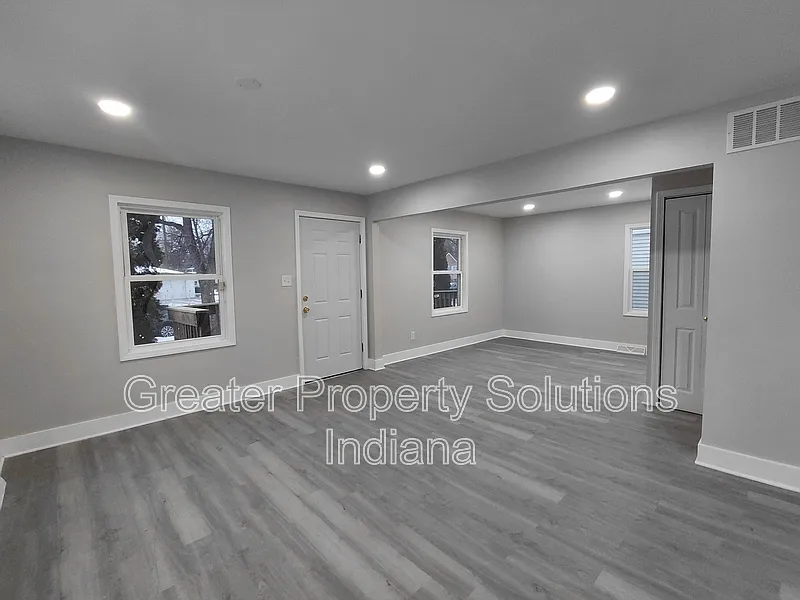 3 bed, 2.0 bath, 2240 sqft, $2,350 — Photo 2