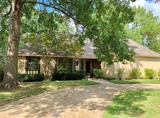 910 Carnoustie Dr, Kansas City, MO 64145