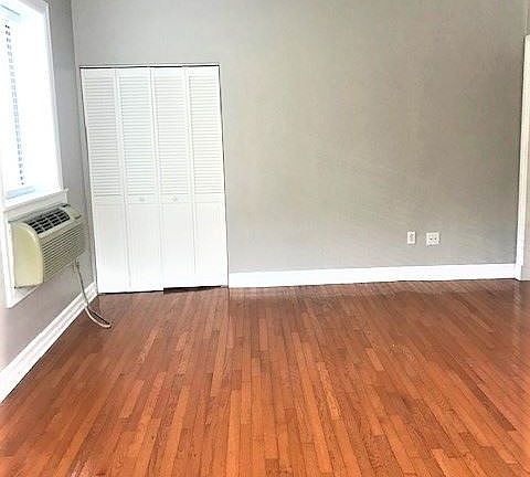 Studio Apartment W/ Hardwood floors throughout