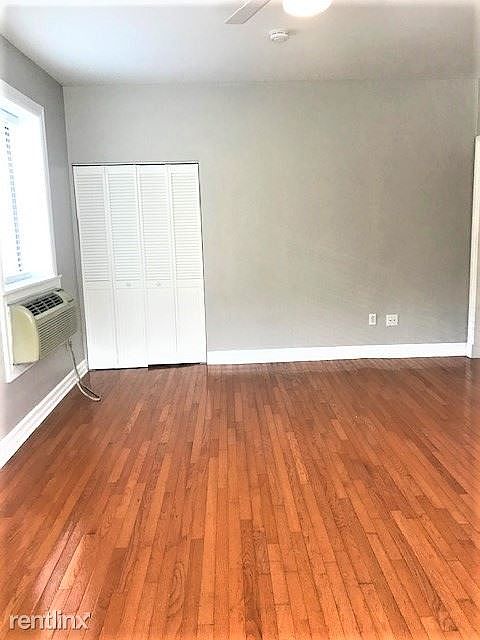 Studio Apartment W/ Hardwood floors throughout