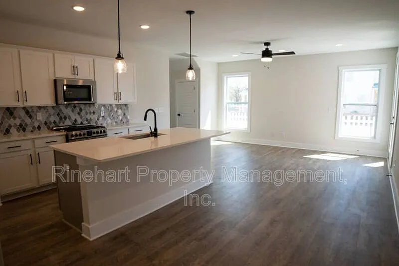 4 bed, 2.5 bath, 2082 sqft, $2,700 — Photo 3