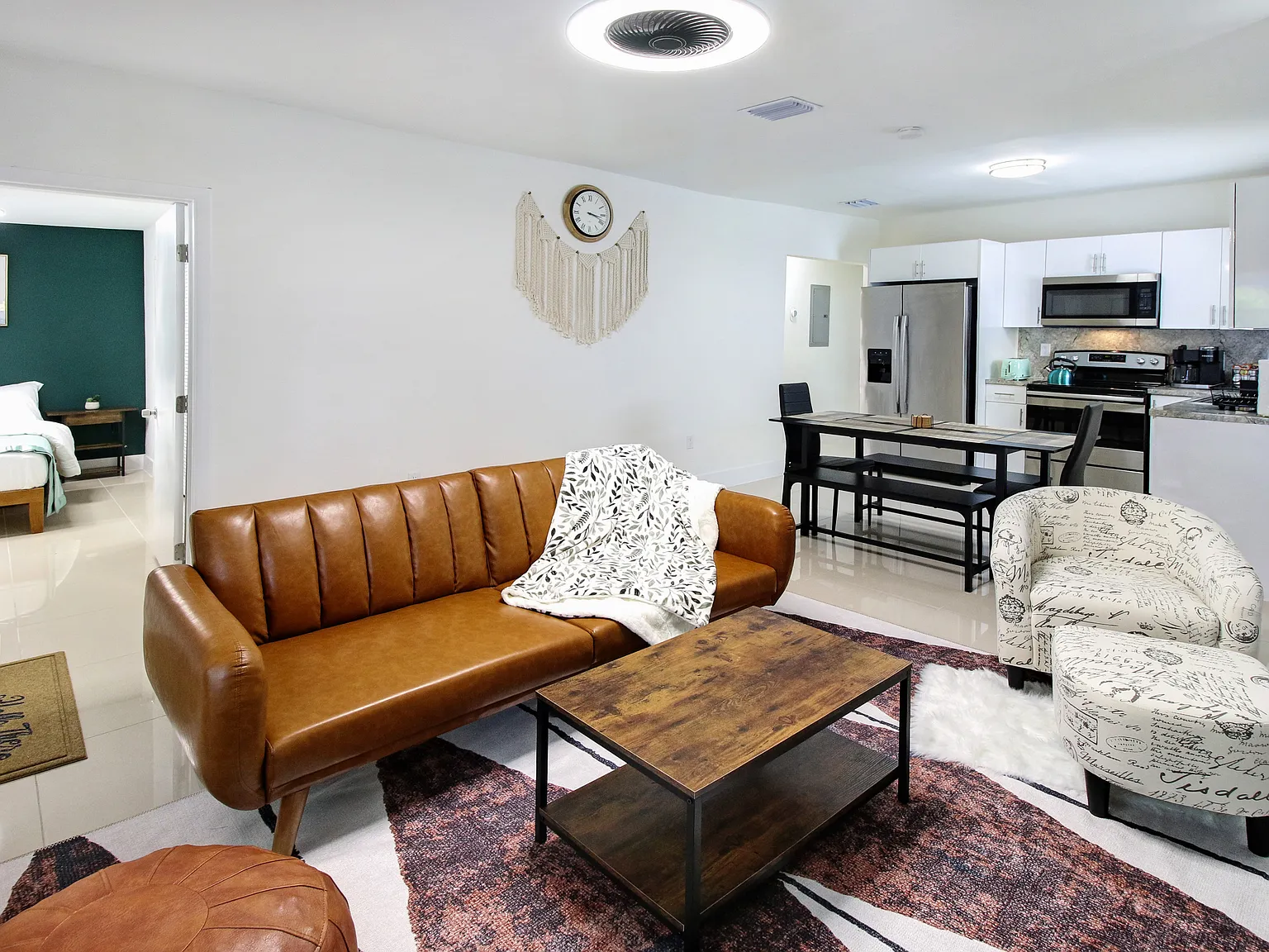 4 bed, 1100 sqft, $4,300 — Photo 4