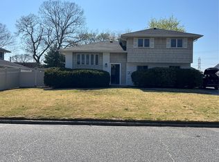 25 Fairlawn Ln, Centereach, NY 11720