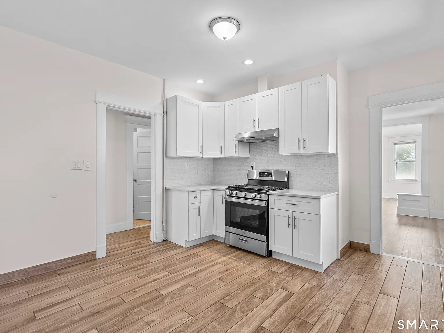 3 bed, 1.0 bath, 1300 sqft, $2,300 — Photo 2