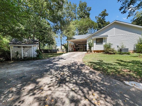 3rd image of 226 N Wesleyan Cir