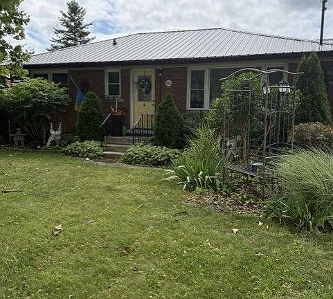 2nd image of 560 Carlton St E