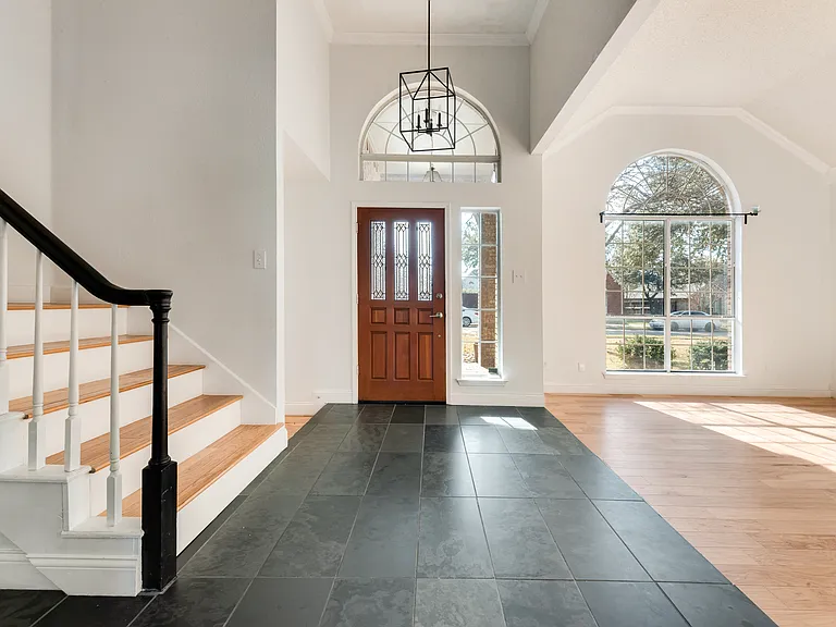 2049 Cannes Dr — Photo 2