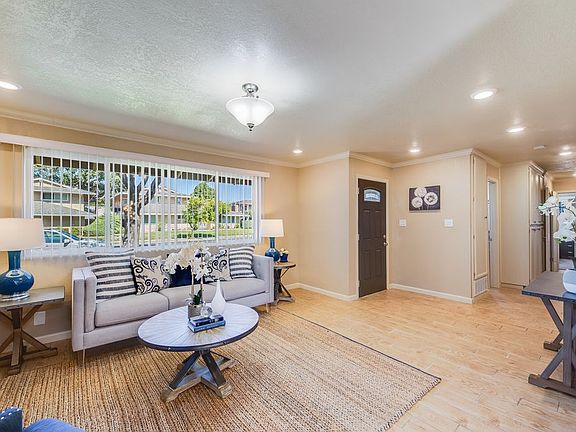 3rd image of 916 Castlewood Dr
