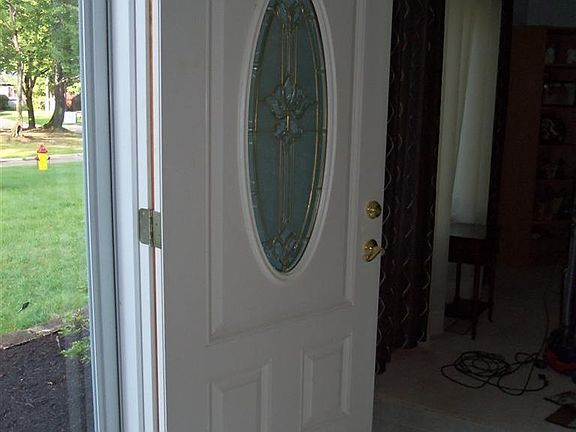 SPACIOUS FOYER