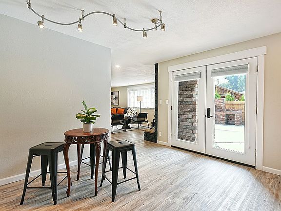 Dining nook, off kitchen