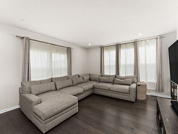 4th image of 638 Amarth Ln