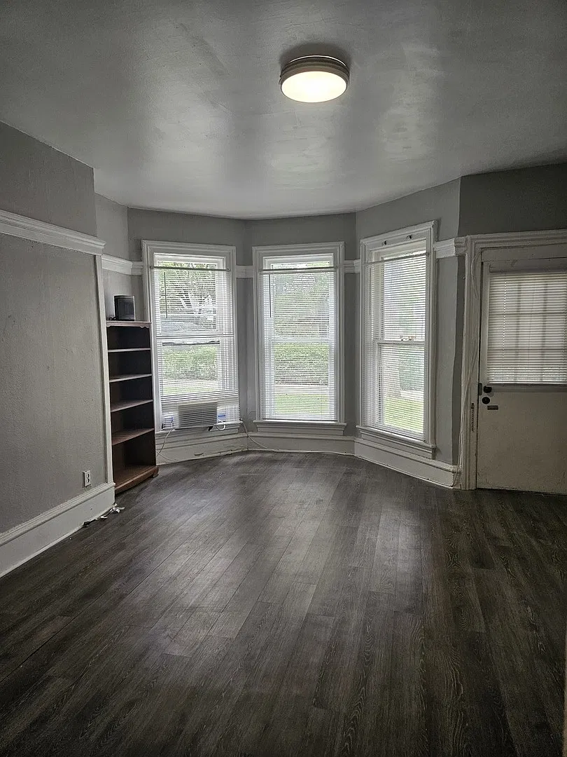 517 E Chicago St — Photo 4
