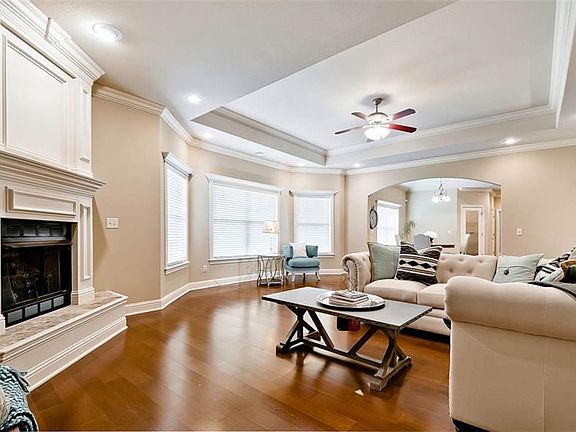 Pretty & bright - extra wide archway and open concept leads to Eat-in Kitchen making both large and small scale entertaining a joy!