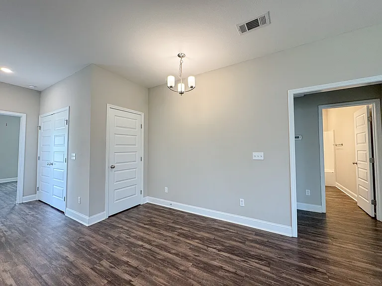 211 Silverthorn Dr — Photo 10