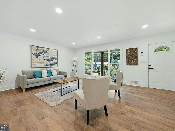 4th image of 2682 Westchester Dr