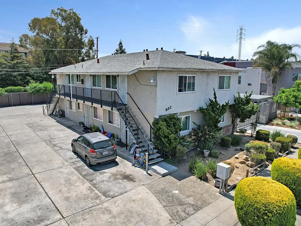 832 Deland Ave