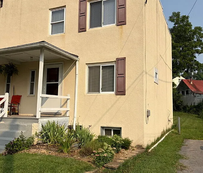 897 College Ave — Photo 2