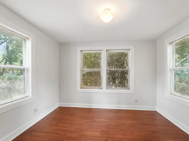 830 Nelson St — Photo 16