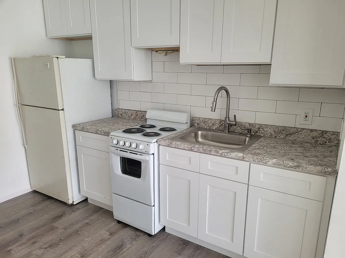 Building Photo - 409 S Maple St #104