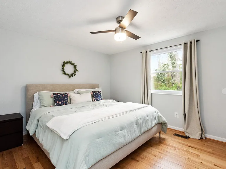 937 Marine Dr — Photo 9