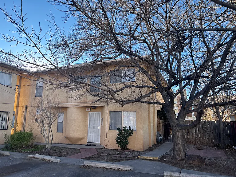 2 Bedroom Town Apartment with Washer / Dryer in Unit & Private Yard — Photo 17