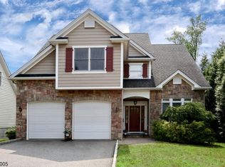 910 Summit Ave, River Edge, NJ 07661