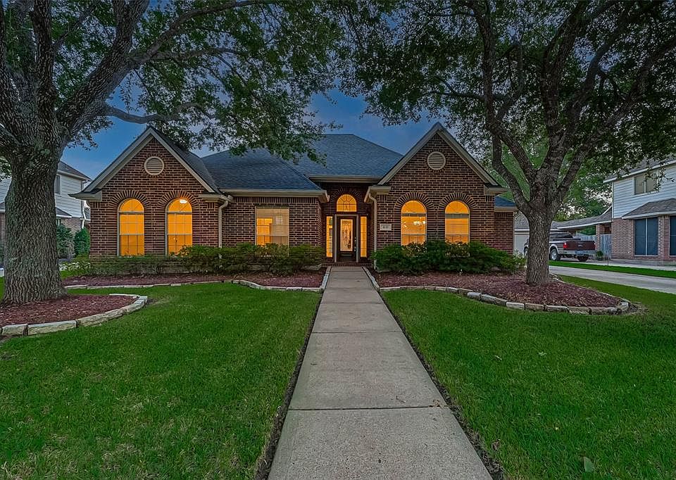 Beautifully maintained ONE story home in Colony Lakes! Approximately 2836 sf four bedroom home on a large level 8000 sf cul-de-sac lot.