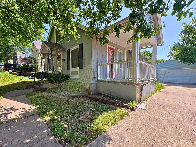 305 N Crysler Ave — Photo 2