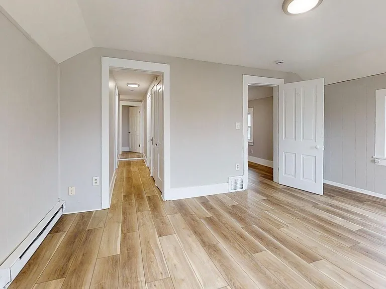 1031 W 9th St — Photo 30