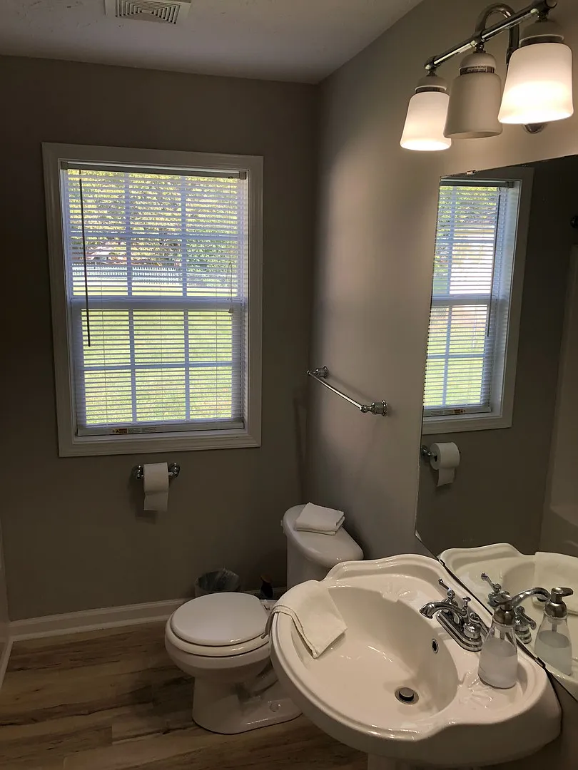 Great spacious home on Nutwood! — Photo 3