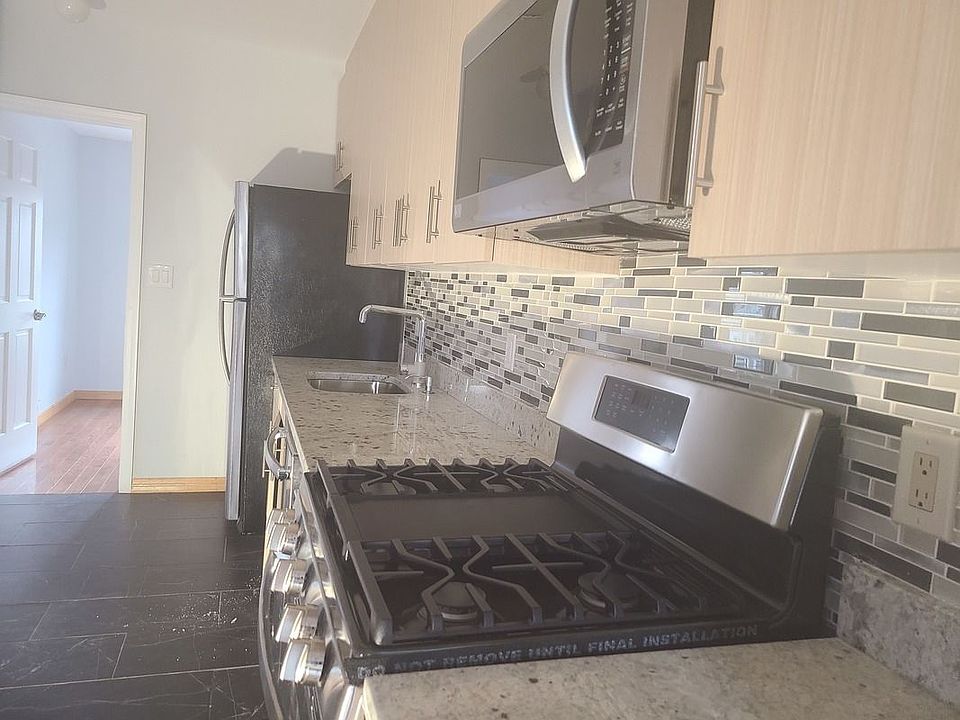 1st image of 242 Quincy St APT 3