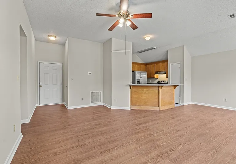 100 River Oaks Dr — Photo 2