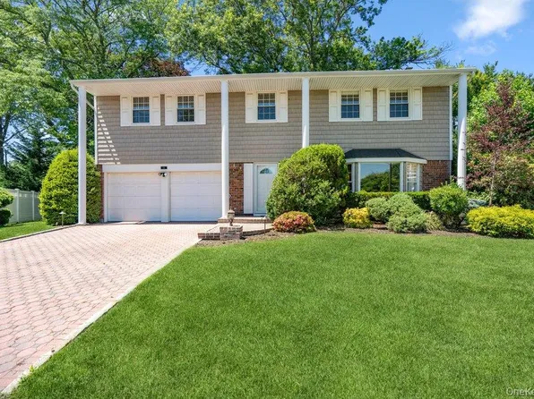 15 Joyce Court, Woodbury, NY 11797