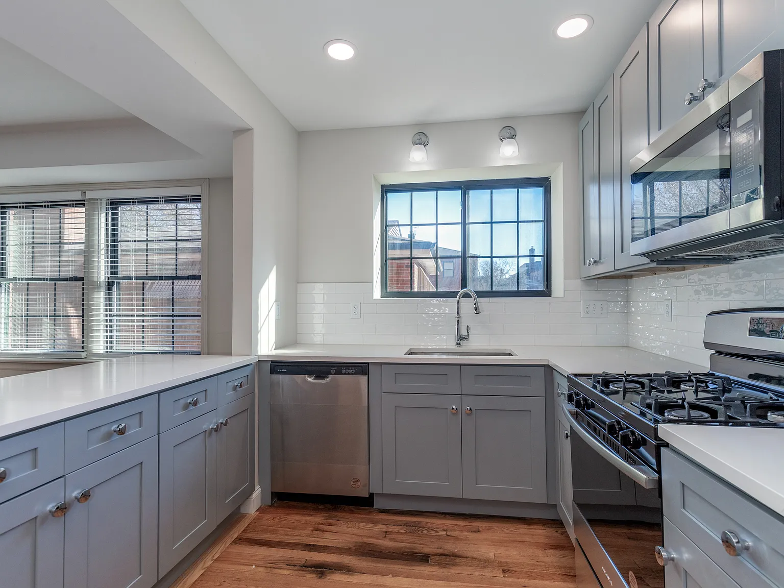 2 bed, 1100 sqft, $2,400 — Photo 4