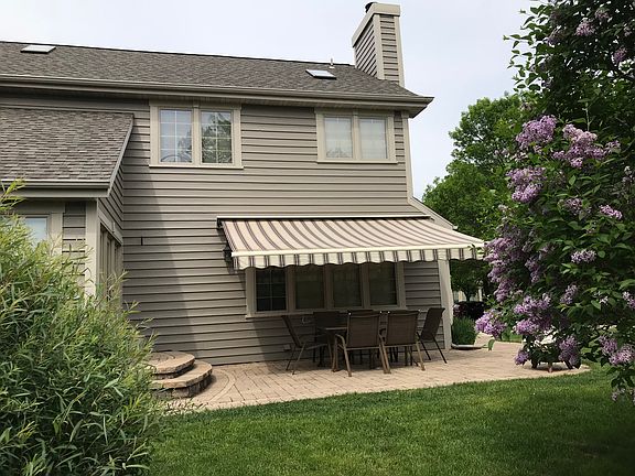 Patio w/ retractable awning