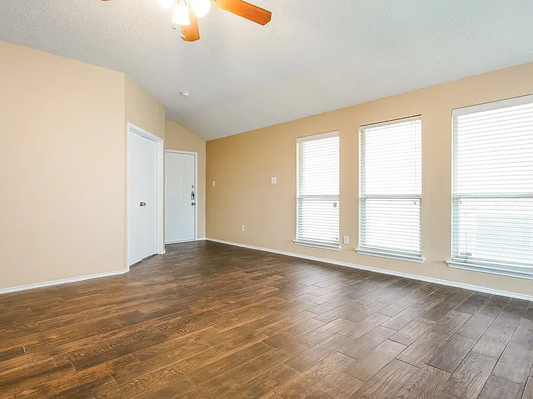 705 Pine Hollow Dr — Photo 5