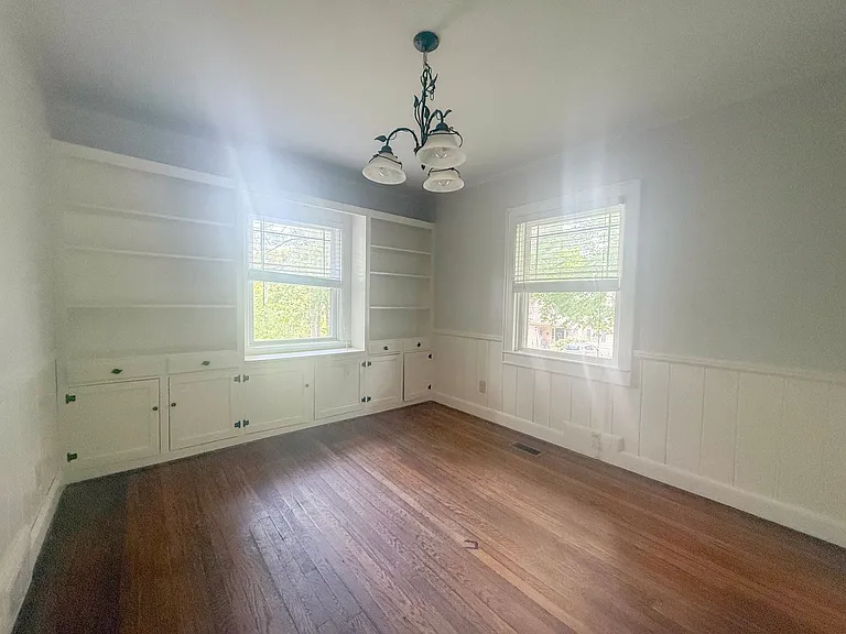 100 Davis Ave — Photo 17