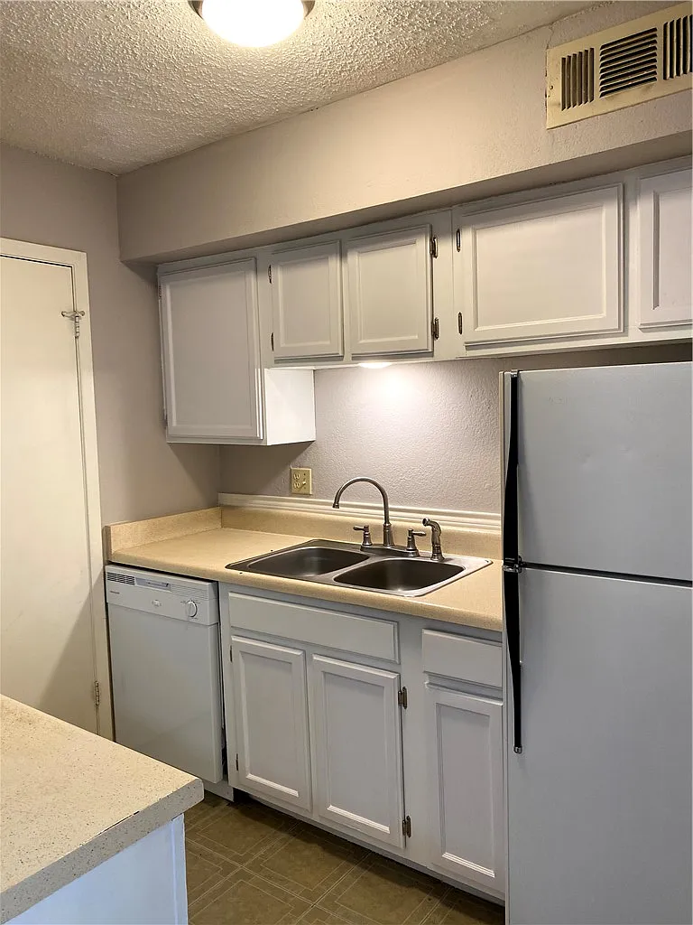 2 bed, 1.5 bath, 1073 sqft, $1,050 — Photo 3