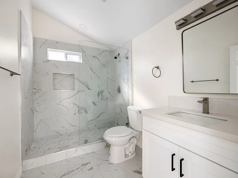 13118 Cordary Ave #B — Photo 6