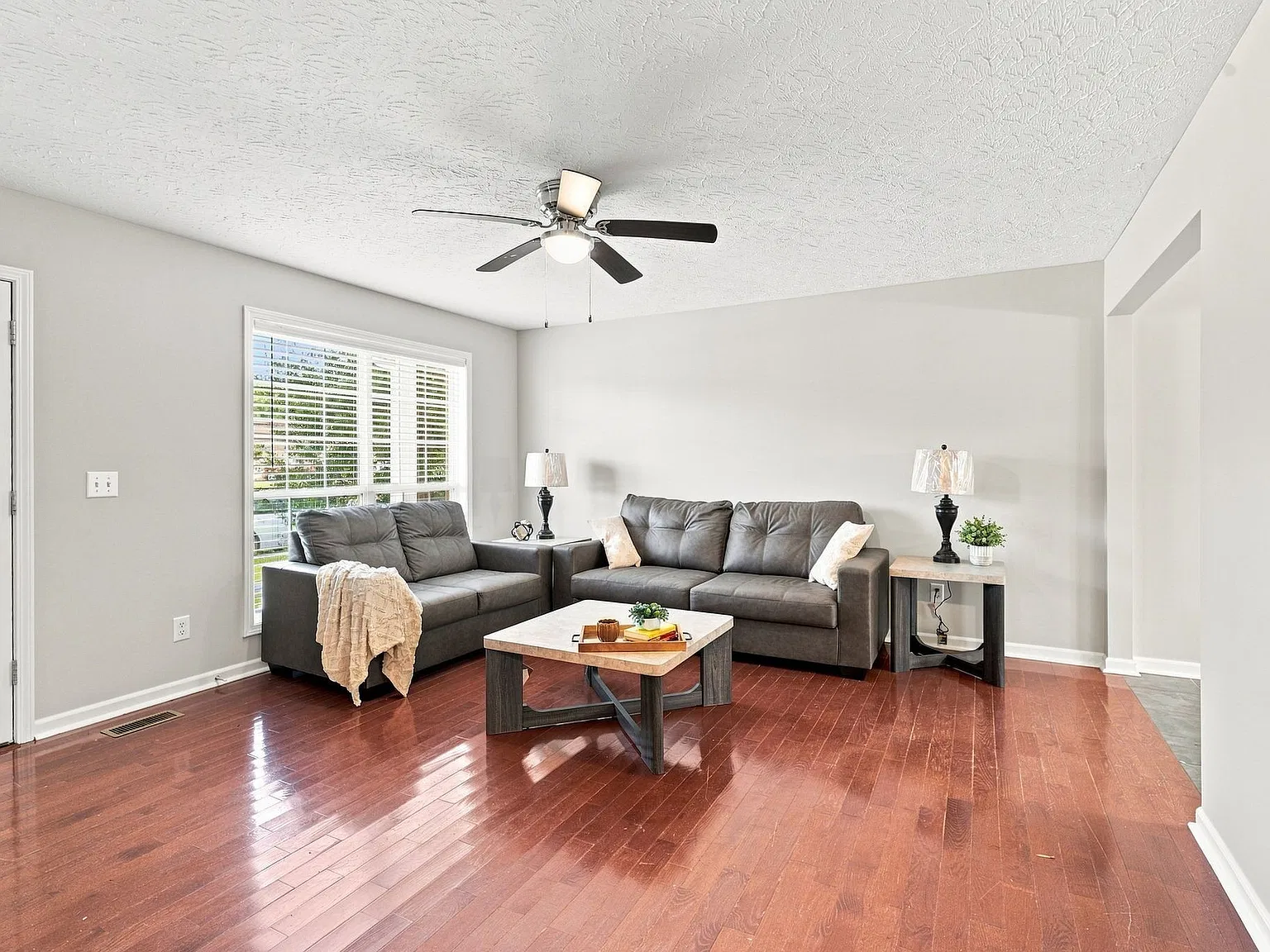 3 bed, 2.0 bath, 1457 sqft, $2,295 — Photo 2