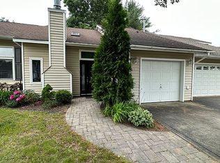 8 Green Meadow Dr, Clifton Park, NY