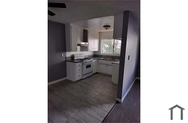Building Photo - 14837 Delano St #7