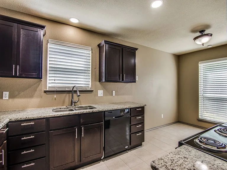 7716-7718 Sable Ln — Photo 7